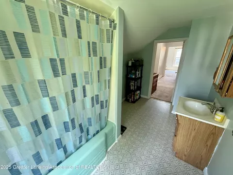 Bath - 616 Backus St, Jackson, MI 49202 photo 4 of 4