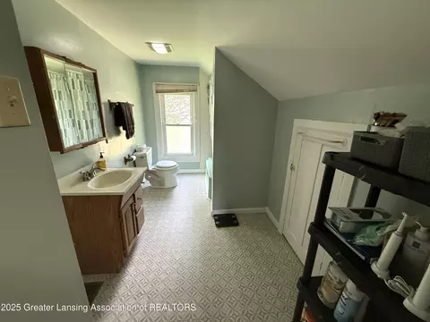 Bath - 616 Backus St, Jackson, MI 49202 photo 3 of 4