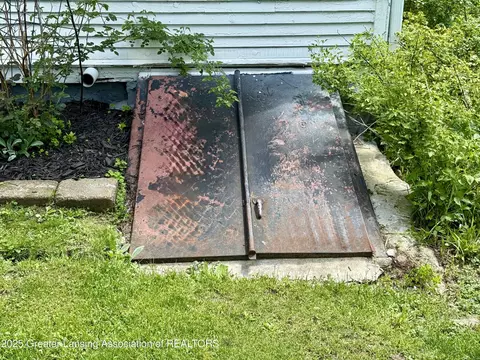Exterior - 616 Backus St, Jackson, MI 49202 photo 5 of 15