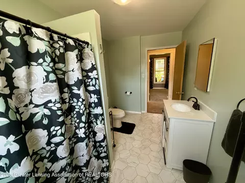 Bath - 616 Backus St, Jackson, MI 49202 photo 2 of 4