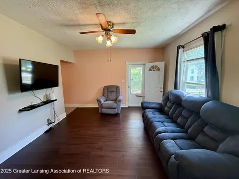 Living - 616 Backus St, Jackson, MI 49202 photo 1 of 2