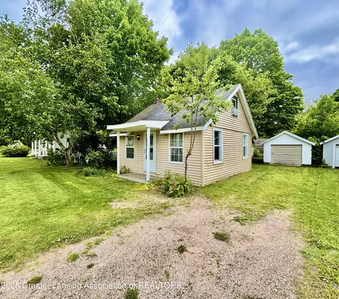 910 S Clinton St, Charlotte, MI 48813