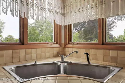 Kitchen - 847 N Waverly Rd, Dimondale, MI 48821 photo 3 of 5