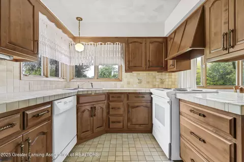 Kitchen - 847 N Waverly Rd, Dimondale, MI 48821 photo 4 of 5