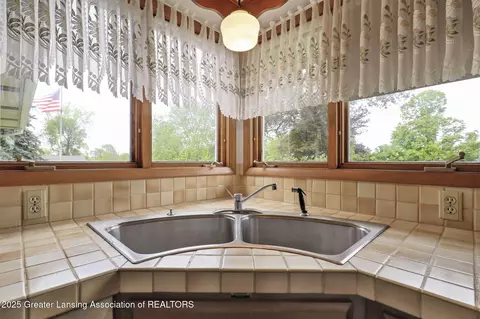 Kitchen - 847 N Waverly Rd, Dimondale, MI 48821 photo 5 of 5