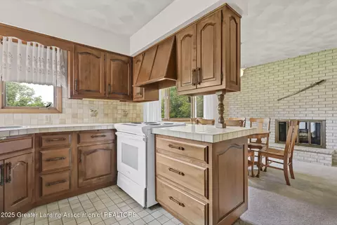 Kitchen - 847 N Waverly Rd, Dimondale, MI 48821 photo 2 of 5