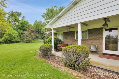 Exterior - 847 N Waverly Rd, Dimondale, MI 48821 photo 5 of 12