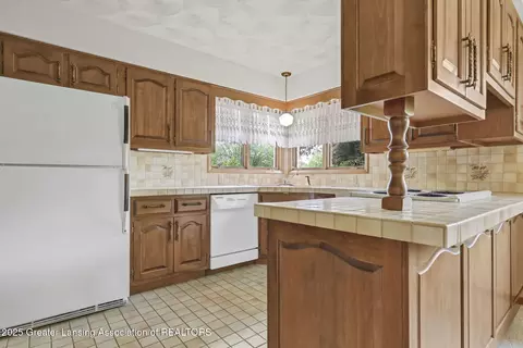 Kitchen - 847 N Waverly Rd, Dimondale, MI 48821 photo 1 of 5