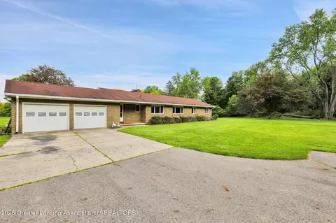 847 N Waverly Rd, Dimondale, MI 48821
