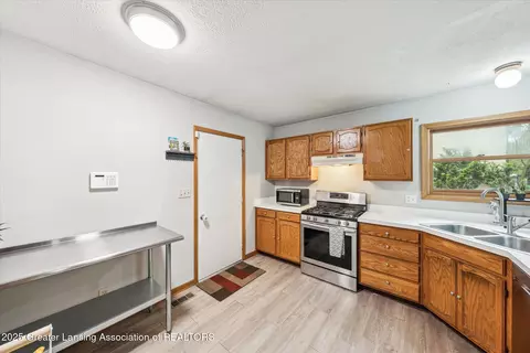 Kitchen - 2404 Sower Blvd, Okemos, MI 48864 photo 3 of 4