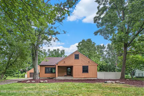 710 Gainsborough Dr, East Lansing, MI 48823