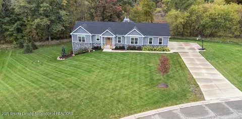 7415 Cross Creek Dr, Laingsburg, MI 48848