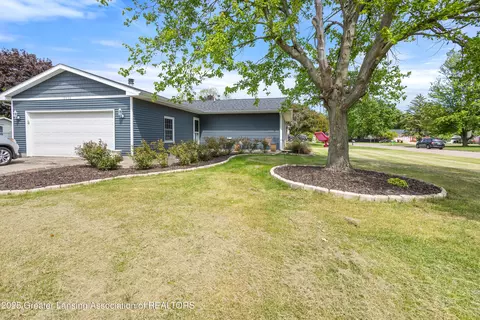 2636 Gilbert Rd, Lansing, MI 48911