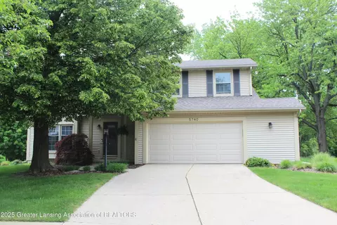 5740 Bearcreek Dr, Lansing, MI 48917