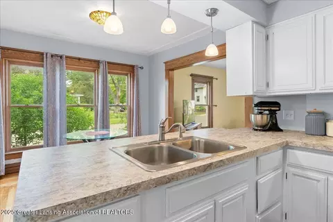 Kitchen - 329 Smith Ave, Lansing, MI 48910 photo 3 of 5