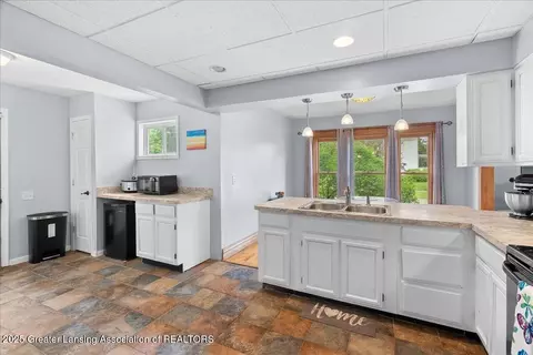 Kitchen - 329 Smith Ave, Lansing, MI 48910 photo 4 of 5