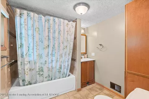 Bath - 329 Smith Ave, Lansing, MI 48910 photo 2 of 3