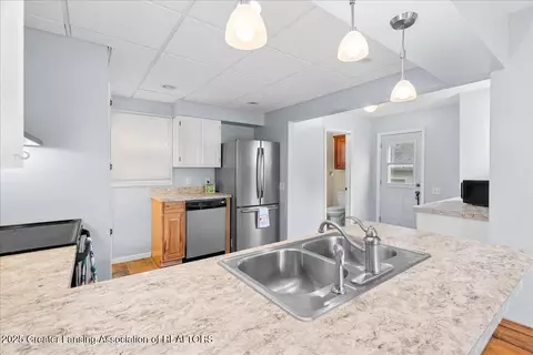 Entry Way - 329 Smith Ave, Lansing, MI 48910 photo 2 of 3