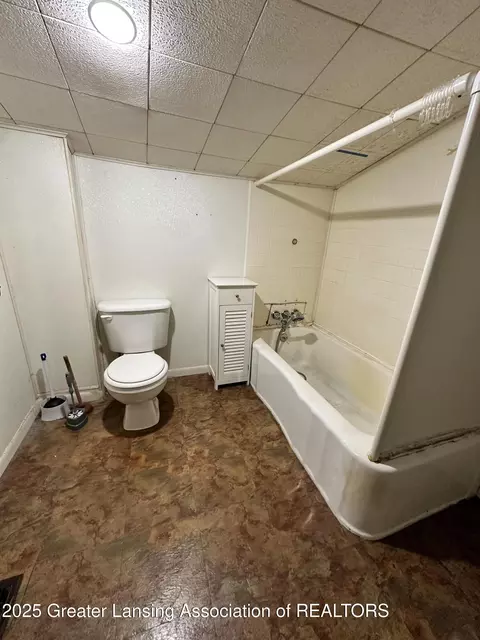 Bath - 439 Adams St, Jackson, MI 49202 photo 1 of 1