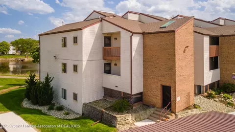 1555 W Pond Dr #20, Okemos, MI 48864