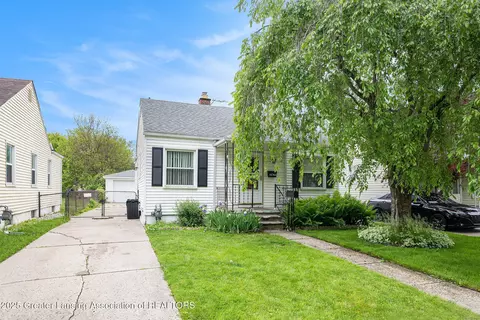 18762 Woodland St, Harper Woods, MI 48225