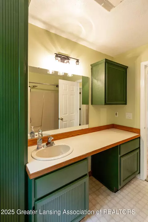 Bath - 4964 Mohawk Rd, Okemos, MI 48864 photo 5 of 5