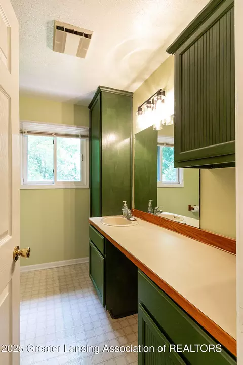 Bath - 4964 Mohawk Rd, Okemos, MI 48864 photo 3 of 5