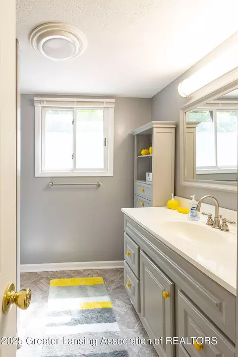 Bath - 4964 Mohawk Rd, Okemos, MI 48864 photo 1 of 5
