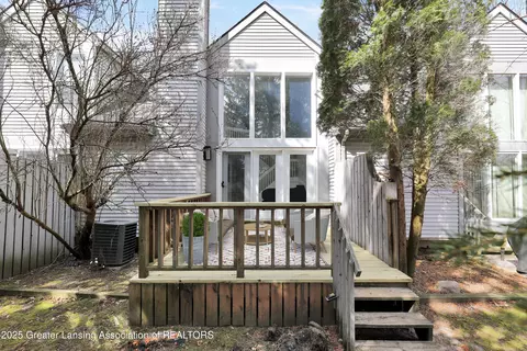 4003 Norfolk Ct, Lansing, MI 48910
