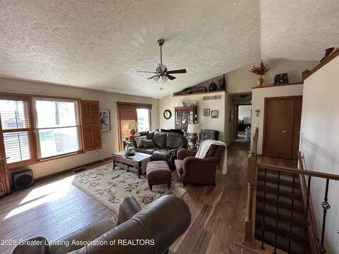 1032 Robins Rd, Lansing, MI 48917 photo 4