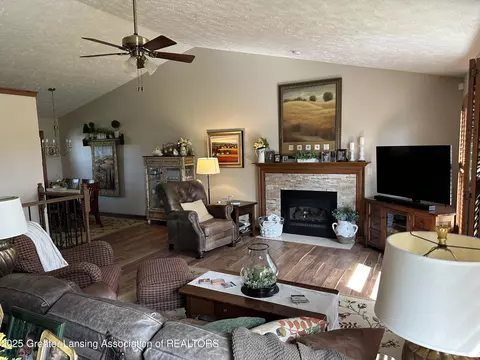 1032 Robins Rd, Lansing, MI 48917 photo 3