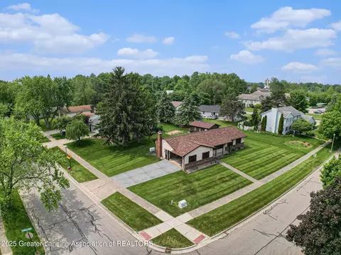 803 Searles Estate Dr, Saint Johns, MI 48879