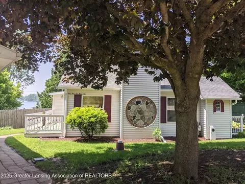 15632 Park Lake Rd, East Lansing, MI 48823