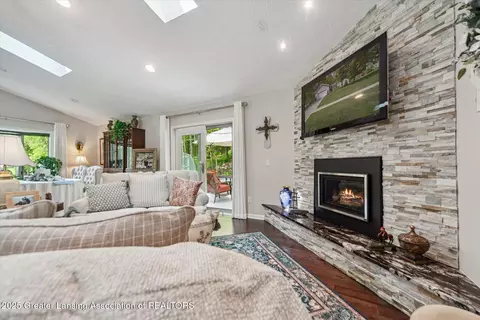 Living - 304 Williamsburg Rd, Lansing, MI 48917 photo 2 of 2
