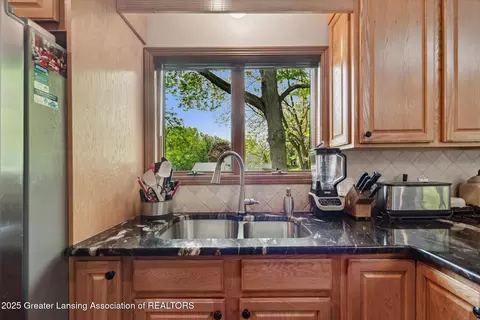 Kitchen - 304 Williamsburg Rd, Lansing, MI 48917 photo 4 of 5