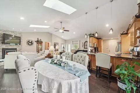 Dining - 304 Williamsburg Rd, Lansing, MI 48917 photo 2 of 3