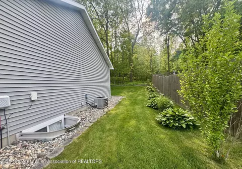 Exterior - 304 Williamsburg Rd, Lansing, MI 48917 photo 12 of 12