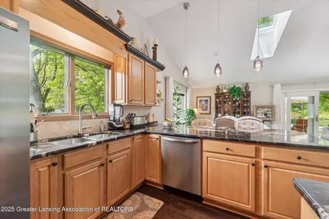 Kitchen - 304 Williamsburg Rd, Lansing, MI 48917 photo 3 of 5