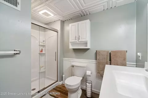 Bath - 304 Williamsburg Rd, Lansing, MI 48917 photo 3 of 4