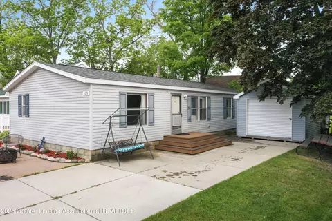 109 Cooper St, Houghton Lake, MI 48629