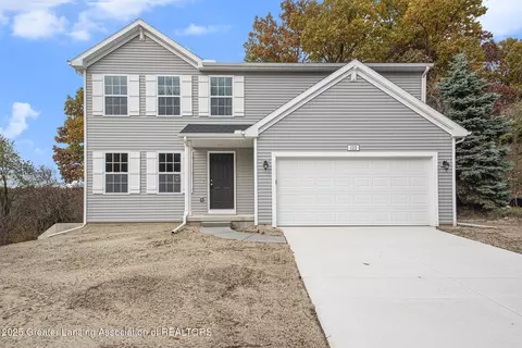 1055 Woodridge Dr, Saint Johns, MI 48879