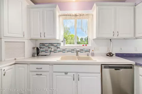 Kitchen - 6093 Anchor Cv, Dimondale, MI 48821 photo 3 of 3