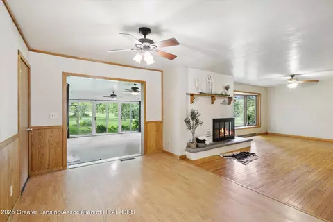 Living - 718 Hogsback Rd, Mason, MI 48854 photo 2 of 6