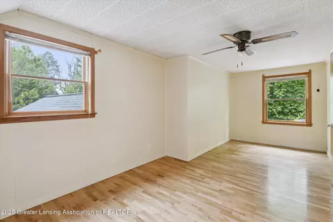 Bedroom - 718 Hogsback Rd, Mason, MI 48854 photo 4 of 10