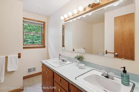 Bath - 718 Hogsback Rd, Mason, MI 48854 photo 3 of 4