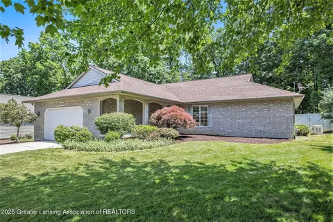 5800 Bent Tree Dr, East Lansing, MI 48823