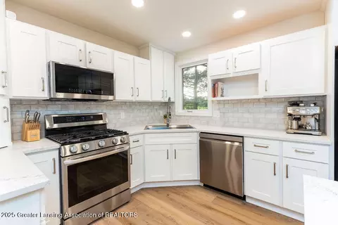 Kitchen - 5871 Green Rd, Haslett, MI 48840 photo 4 of 9