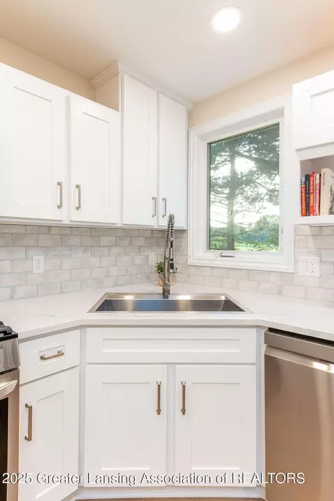 Kitchen - 5871 Green Rd, Haslett, MI 48840 photo 5 of 9
