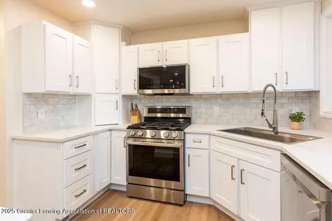 Kitchen - 5871 Green Rd, Haslett, MI 48840 photo 6 of 9