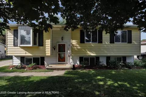 314 Scarlet Oak Ln, Perry, MI 48872